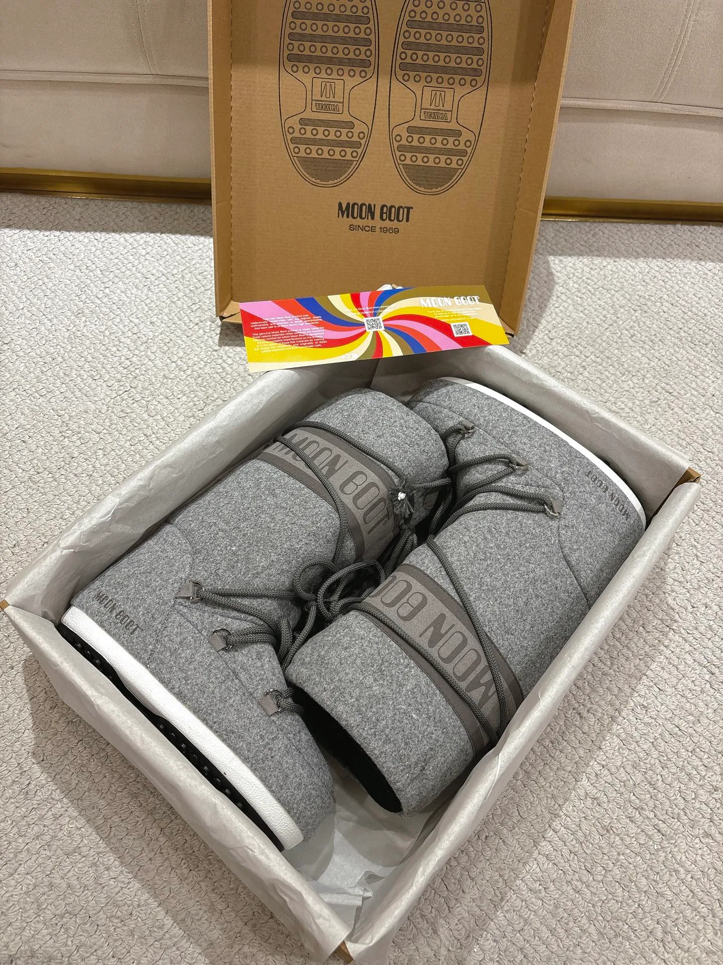 p660 [Exclusive top quality | New upgrade] Moon Boot 2025 autumn and winter hot snow boots are here! Don’t just focus on UGG anymore, fashionistas have already changed to these "ugly moon boots" ✨ 🔥Forget UGG! The Moon Boot that was once popular throughout the millennium is back! At that time, Paris Hilton, Victoria Beckham and other top icons were wearing it. Now with the strong return of the Y2K trend, the same QQ show outfit is a must-have for young people!  👢Hidden within 4cm, the legs are slimmer. 💫Looks fluffy, but actually looks slimmer. ❄️Full marks for thermal insulation, no longer cold in winter. 🌟Same style for men and women, regardless of left or right, easy to match. Don’t look at it’s cute appearance, but it instantly transforms into a trend focus! If you want both warmth and style, this is a must-have! ❶Material: original customized nylon cloth ❷Lining: original 100% silk cotton liner ❸Feet: original 100% silk cotton liner ❹Outsole: original molded two-color non-slip outsole ❺Sole thickness: 4cm (including inner height increase) ❻Code number: 35/38; 39/41 ❼Packaging: original full set of packaging ☀Color: official website updated simultaneously